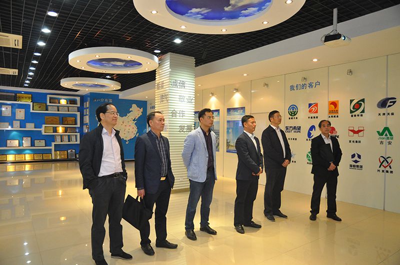 調(diào)研組一行觀看公司宣傳片.jpg 調(diào)研組一行觀看公司宣傳片.jpg